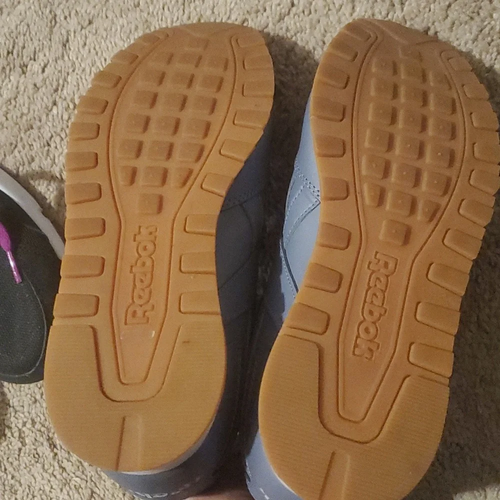 Comfy Reebok - Picture 3 of 4